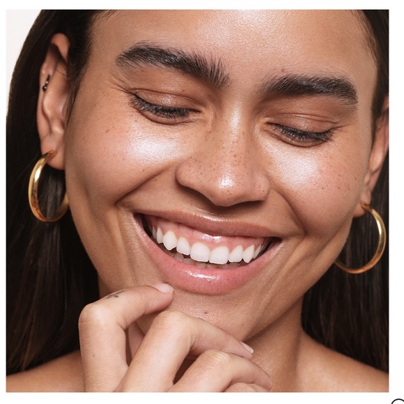 SOLD❌ (Free add-on) SAIE SUPER GLOWY GEL - Picture 4 of 8